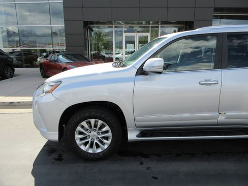 Used 2014 Lexus GX 460 w/ Premium Package AWD/4WD image 2