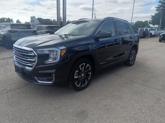 Used 2022 GMC Terrain SLT w/ Infotainment Package II AWD/4WD image 2