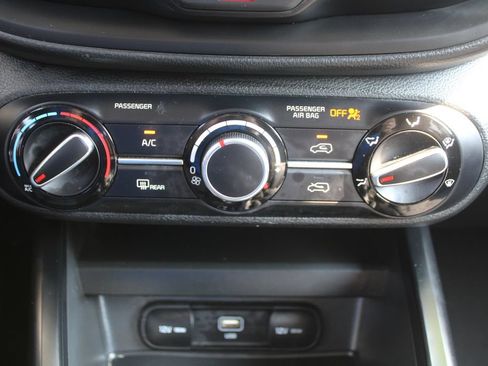 Certified 2025 Kia Soul LX w/ LX Technology Package FWD image 34