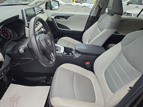 Used 2021 Toyota RAV4 XLE Premium image 9
