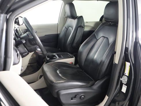 Used 2020 Chrysler Pacifica Touring-L image 26