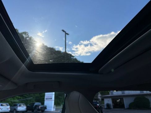 Certified 2021 Toyota Highlander XLE AWD/4WD image 15
