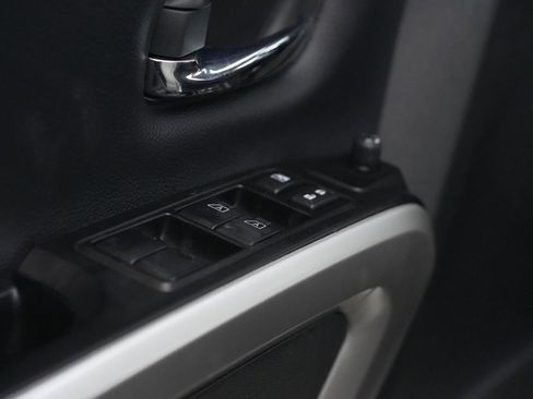 Used 2023 Nissan Titan SV image 6