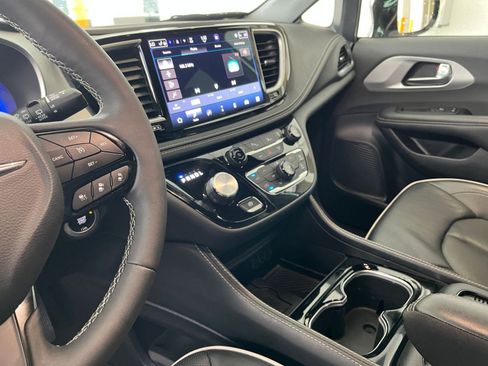 Used 2025 Chrysler Pacifica Limited image 43