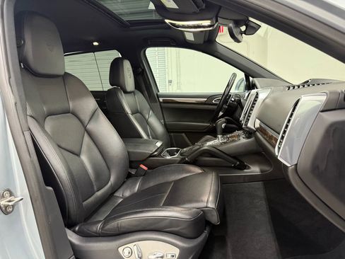 Used 2018 Porsche Cayenne Platinum Edition image 13