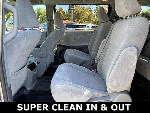 Used 2017 Toyota Sienna LE image 4