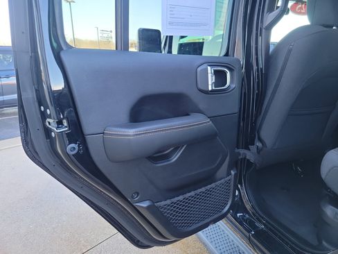 Used 2025 Jeep Wrangler Unlimited Sahara image 18