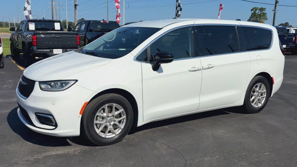 Used 2024 Chrysler Pacifica Touring-L FWD image 4