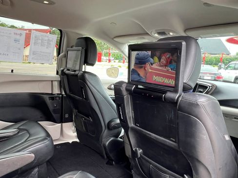 Used 2017 Chrysler Pacifica Touring-L Plus FWD image 22