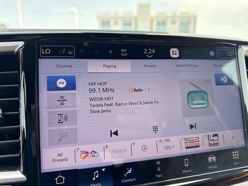 Used 2025 Chrysler Pacifica Pinnacle FWD image 16