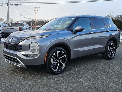 Used 2024 Mitsubishi Outlander SE image 3