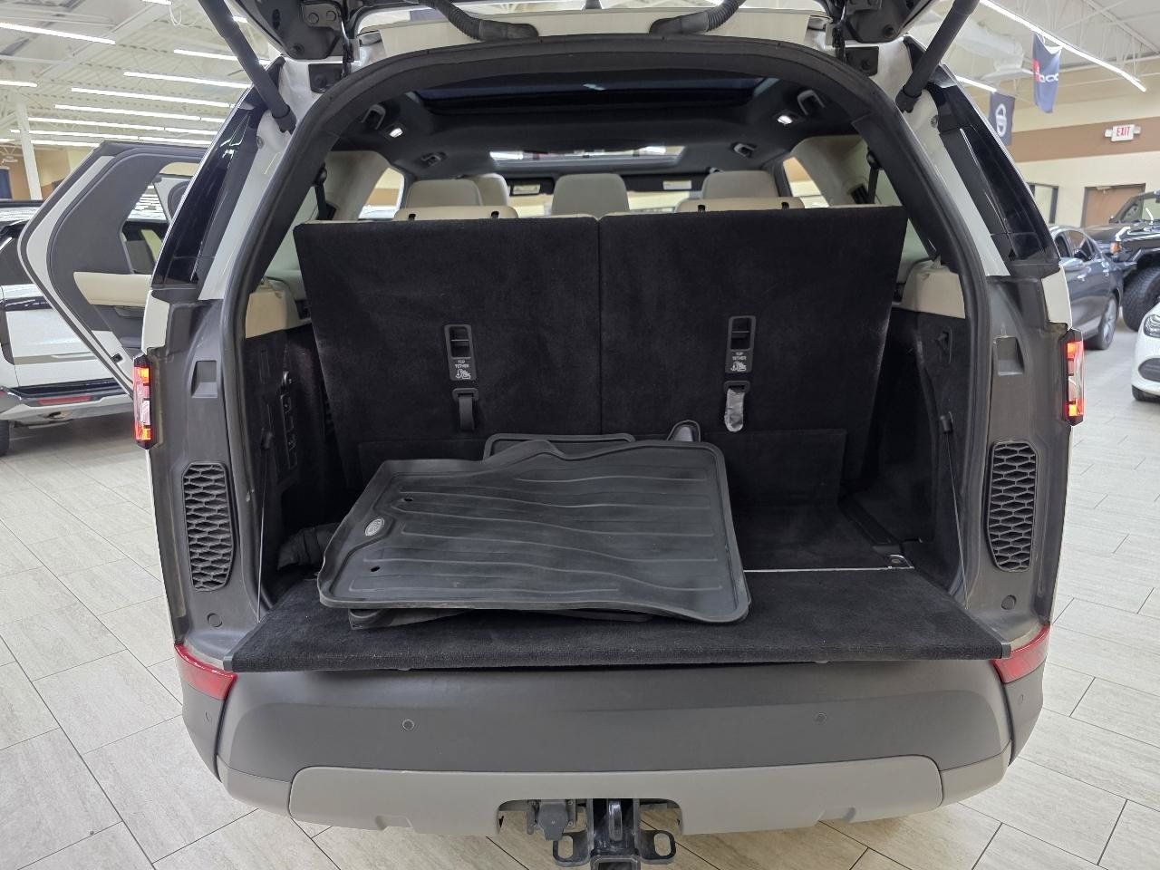 Used 2019 Land Rover Discovery SE AWD/4WD image 13