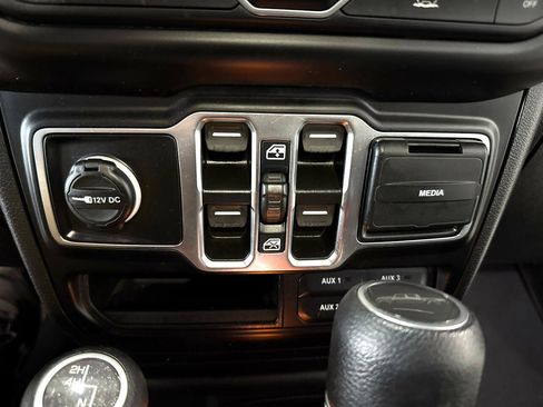 Used 2021 Jeep Gladiator Sport image 16