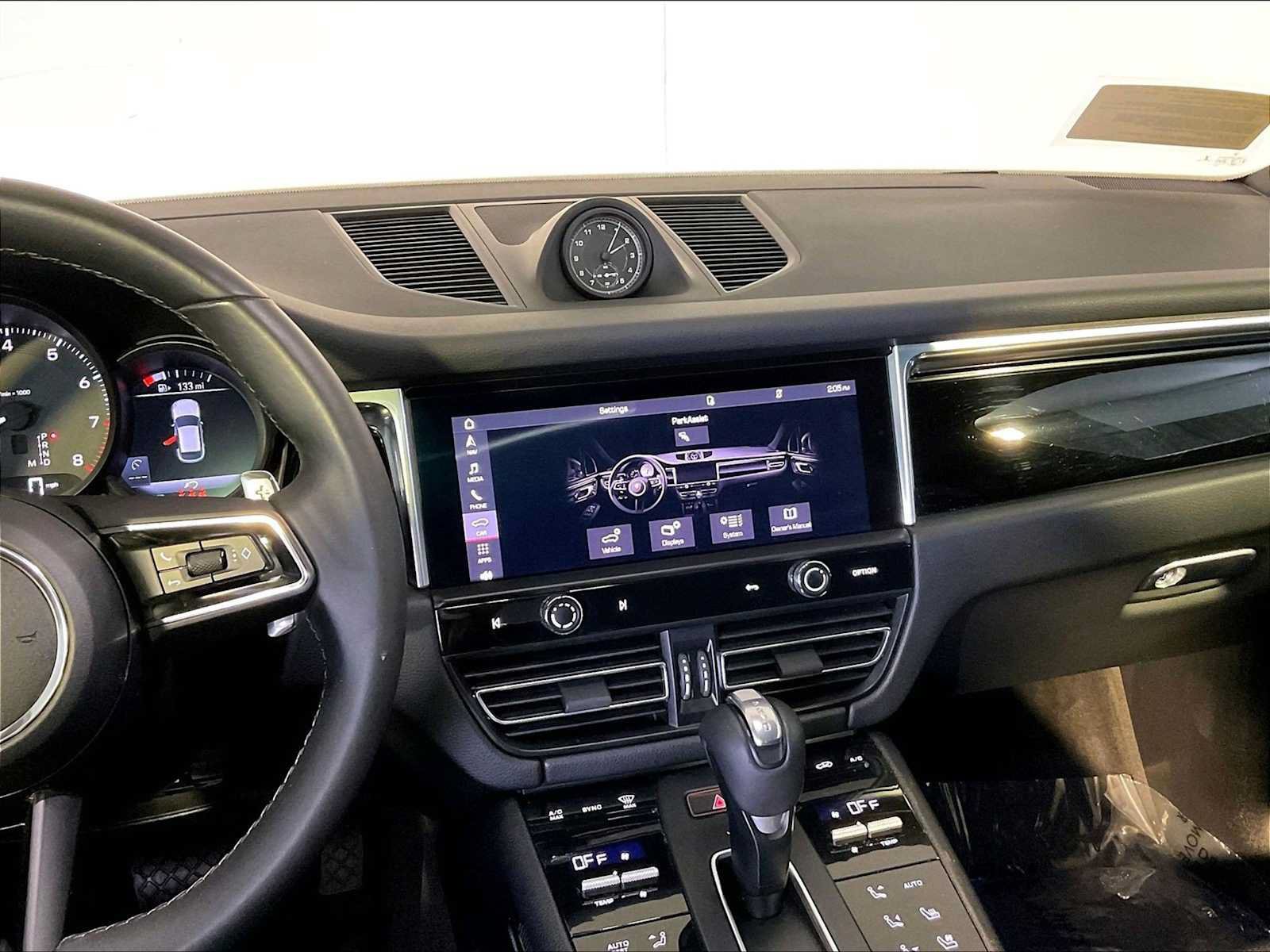 Certified 2022 Porsche Macan AWD/4WD image 16