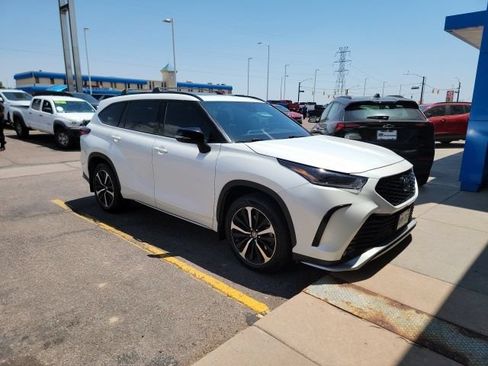 Used 2021 Toyota Highlander XSE AWD/4WD image 3