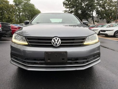 Used 2017 Volkswagen Jetta SE FWD image 2