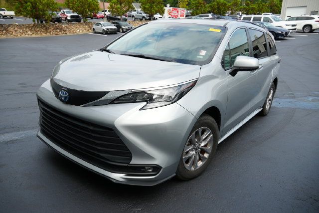 Used 2025 Toyota Sienna XLE FWD image 7