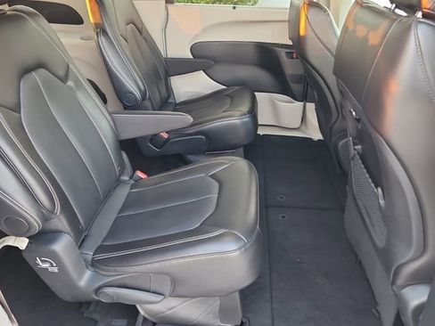 Used 2024 Chrysler Pacifica Touring-L image 18