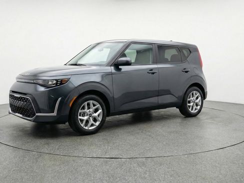 Used 2025 Kia Soul LX w/ LX Technology Package image 3