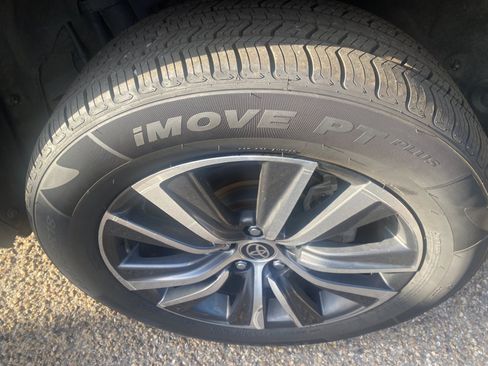 Used 2021 Toyota Venza LE w/ Carpet Mat Package (TMS) AWD/4WD image 5