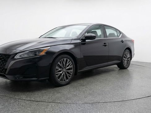 Used 2025 Nissan Altima 2.5 SV image 3