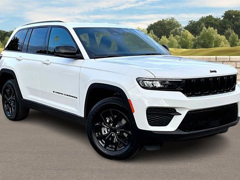 New 2025 Jeep Grand Cherokee Laredo image 2
