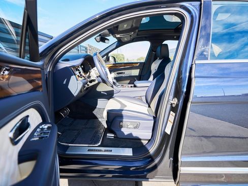 Used 2021 Bentley Bentayga image 29