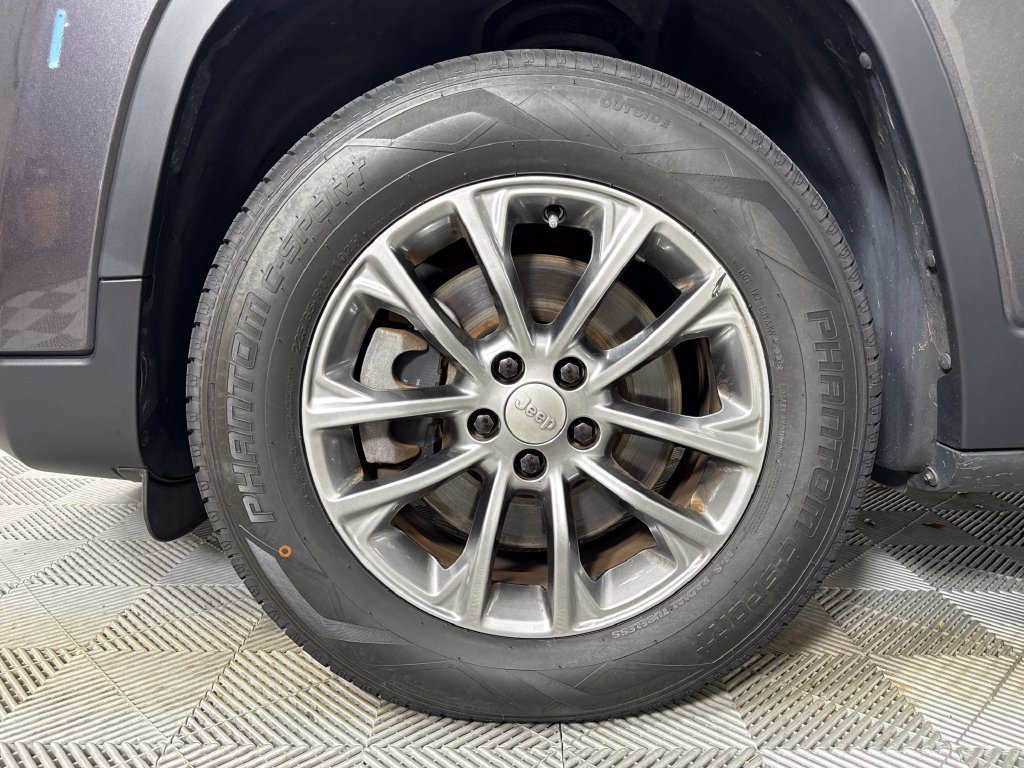 Used 2019 Jeep Cherokee Latitude Plus w/ Comfort/Convenience Group AWD/4WD image 23