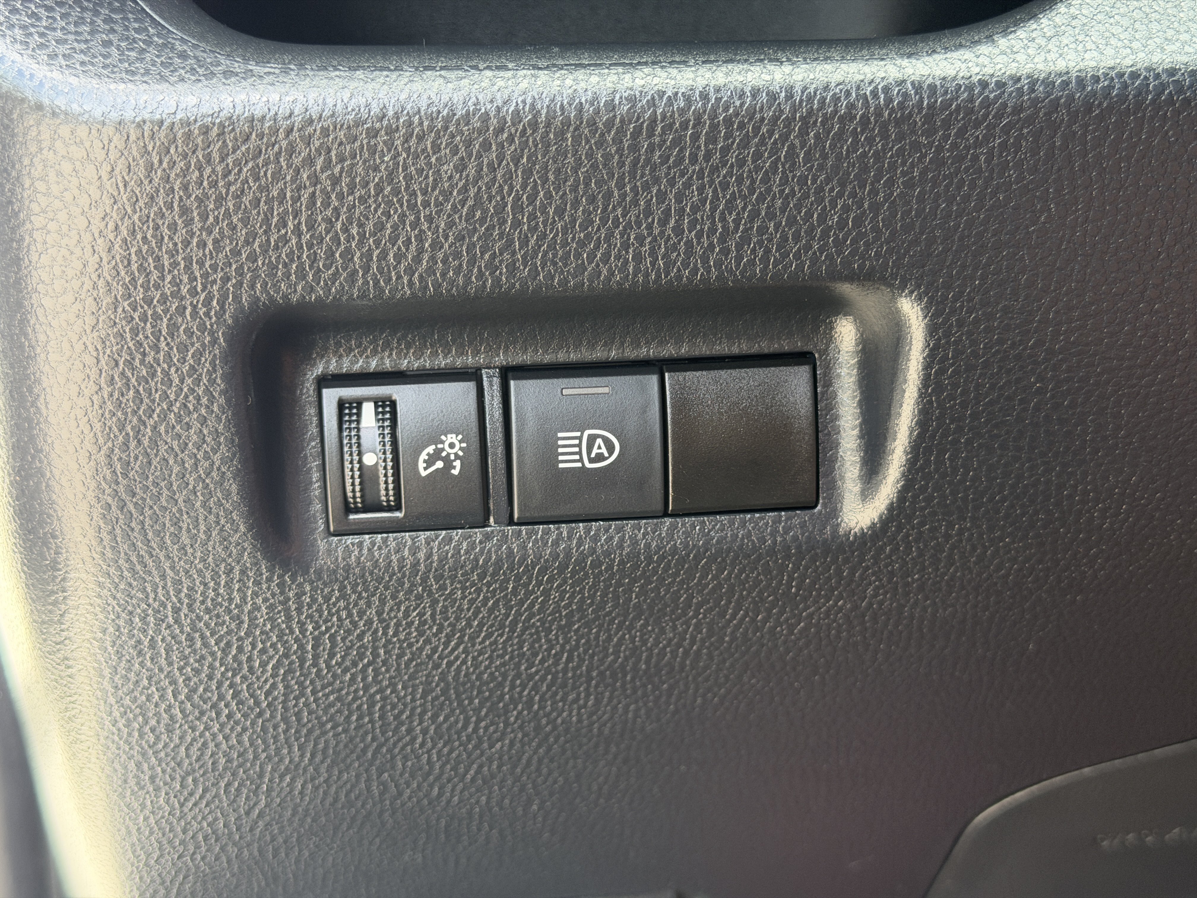 Used 2019 Toyota RAV4 LE FWD image 27
