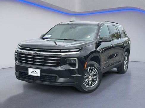 Used 2024 Chevrolet Traverse LT FWD image 2
