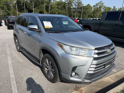 Used 2019 Toyota Highlander XLE FWD image 3