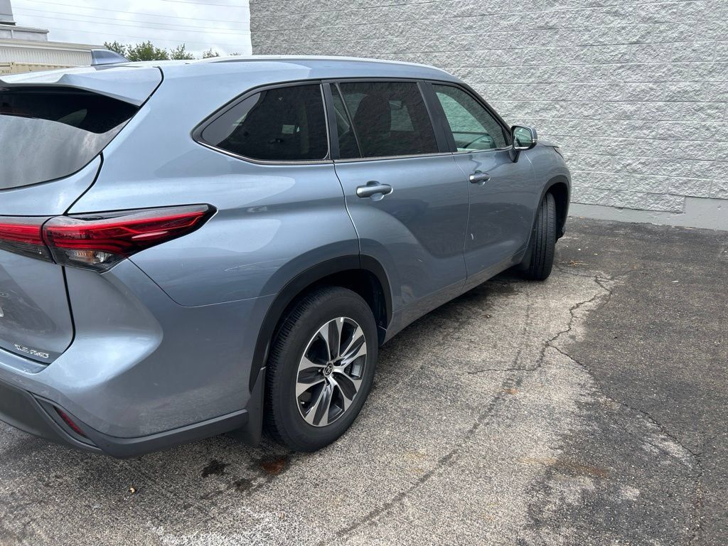 Used 2023 Toyota Highlander XLE AWD/4WD image 4