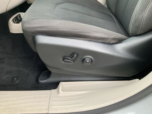 Used 2018 Chrysler Pacifica Touring Plus FWD image 28