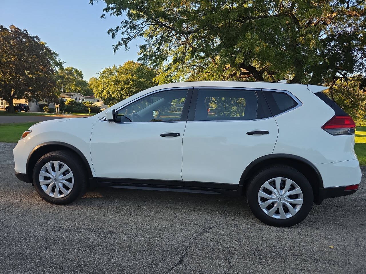 Used 2017 Nissan Rogue S AWD/4WD image 3