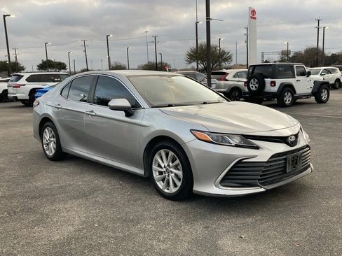 Used 2023 Toyota Camry LE image 3