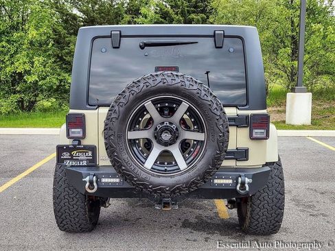 Used 2017 Jeep Wrangler Unlimited Sahara w/ Connectivity Group AWD/4WD image 5