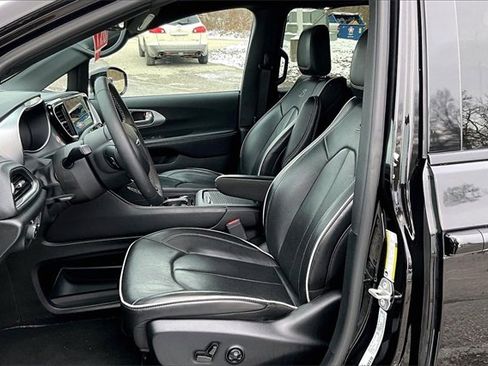 Used 2025 Chrysler Pacifica Limited image 25
