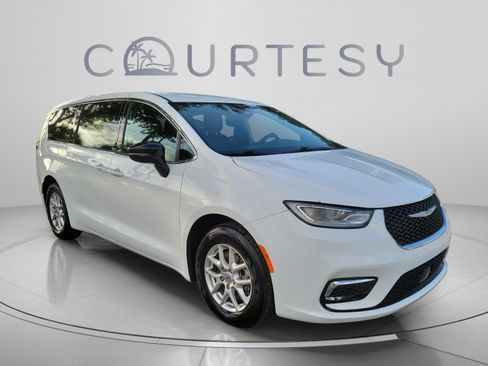 Used 2025 Chrysler Pacifica Select FWD image 5