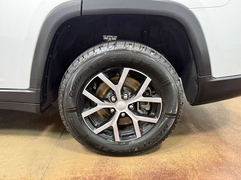 Used 2023 Jeep Grand Cherokee L Limited AWD/4WD image 92