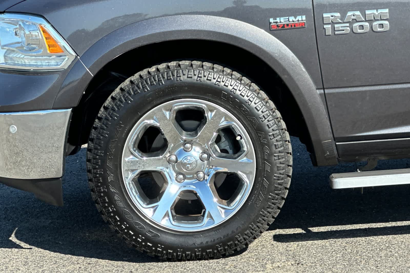 Used 2018 RAM 1500 Laramie w/ Convenience Group AWD/4WD image 32