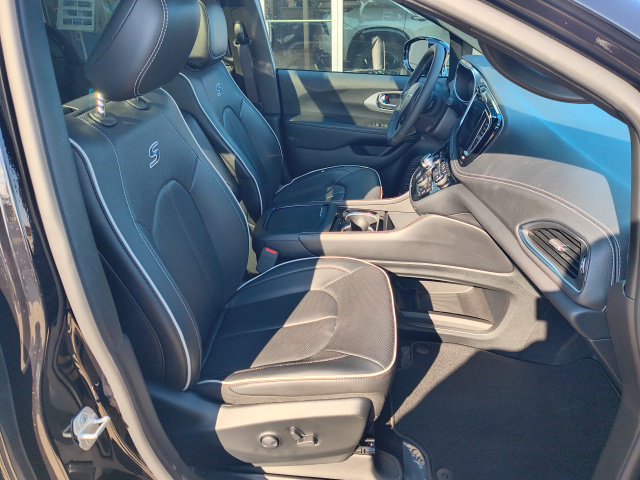 Used 2025 Chrysler Pacifica Limited w/ Uconnect Theater Family Group FWD image 8