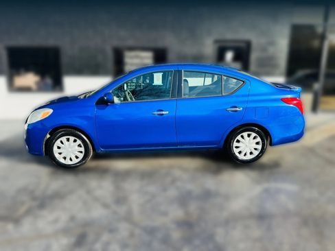 Used 2014 Nissan Versa SV image 2