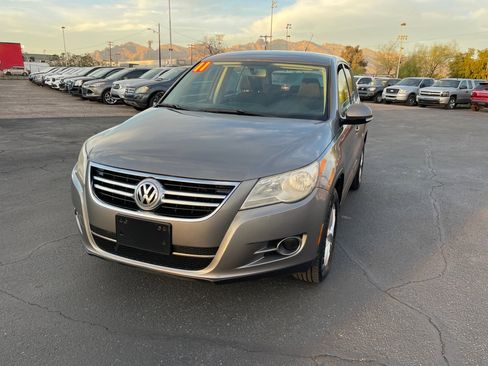 Used 2011 Volkswagen Tiguan SE image 1