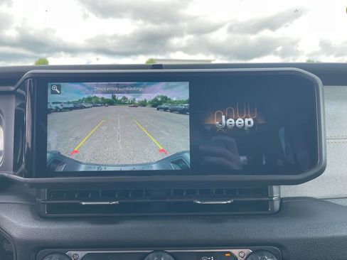 Used 2024 Jeep Gladiator Sport AWD/4WD image 11