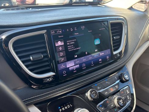 Used 2023 Chrysler Pacifica Touring-L FWD image 16