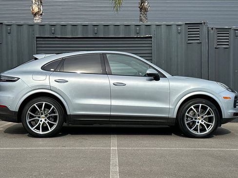 Certified 2022 Porsche Cayenne Platinum Edition image 9