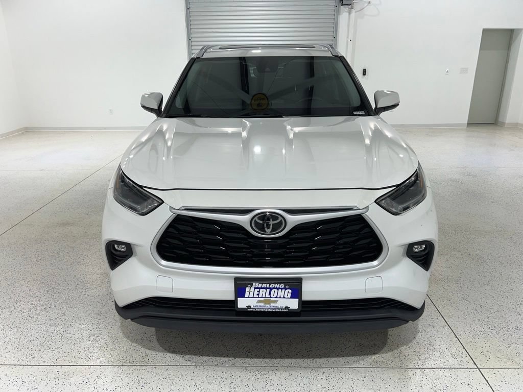 Used 2021 Toyota Highlander XLE AWD/4WD image 8