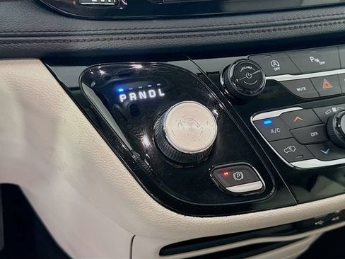 Used 2020 Chrysler Pacifica Limited FWD image 21
