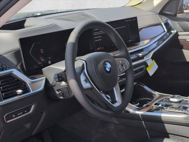 Used 2026 BMW X7 xDrive40i w/ Premium Package AWD/4WD image 3