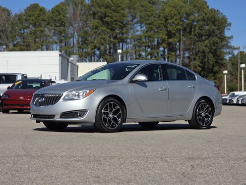 Used 2017 Buick Regal Sport Touring image 3